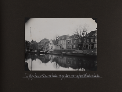 222638 Gezicht op de Oosterkade te Utrecht, met in het midden het wijkgebouw van de Gemeentelijke Geneeskundige Dienst ...